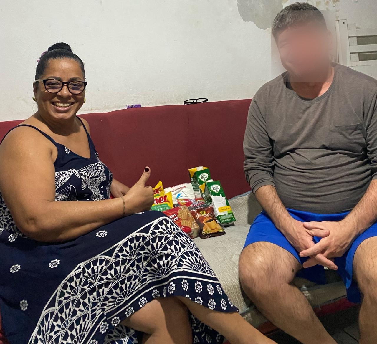 Entrega de cesta básica para família atendida