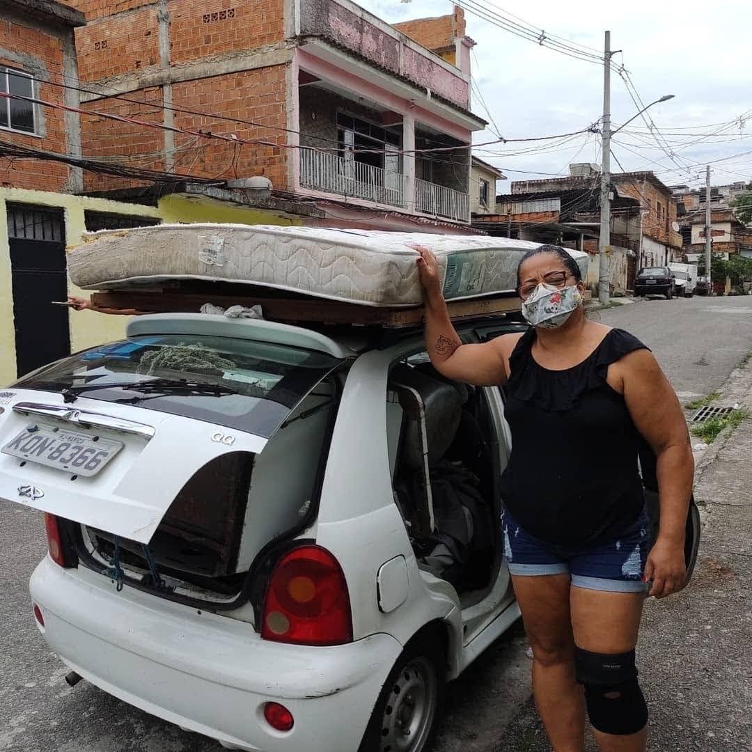 Entrega de colchão para moradora da comunidade