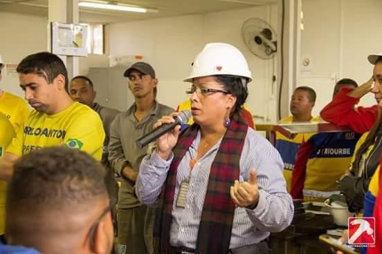 Márcia palestrando sobre o direito da mulher no canteiro de obras