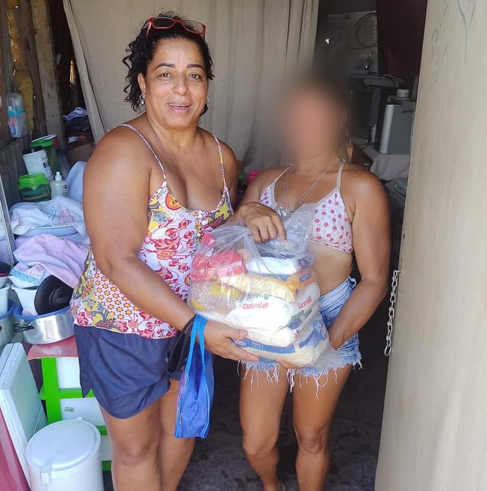 Entrega de cesta básica em visita domiciliar